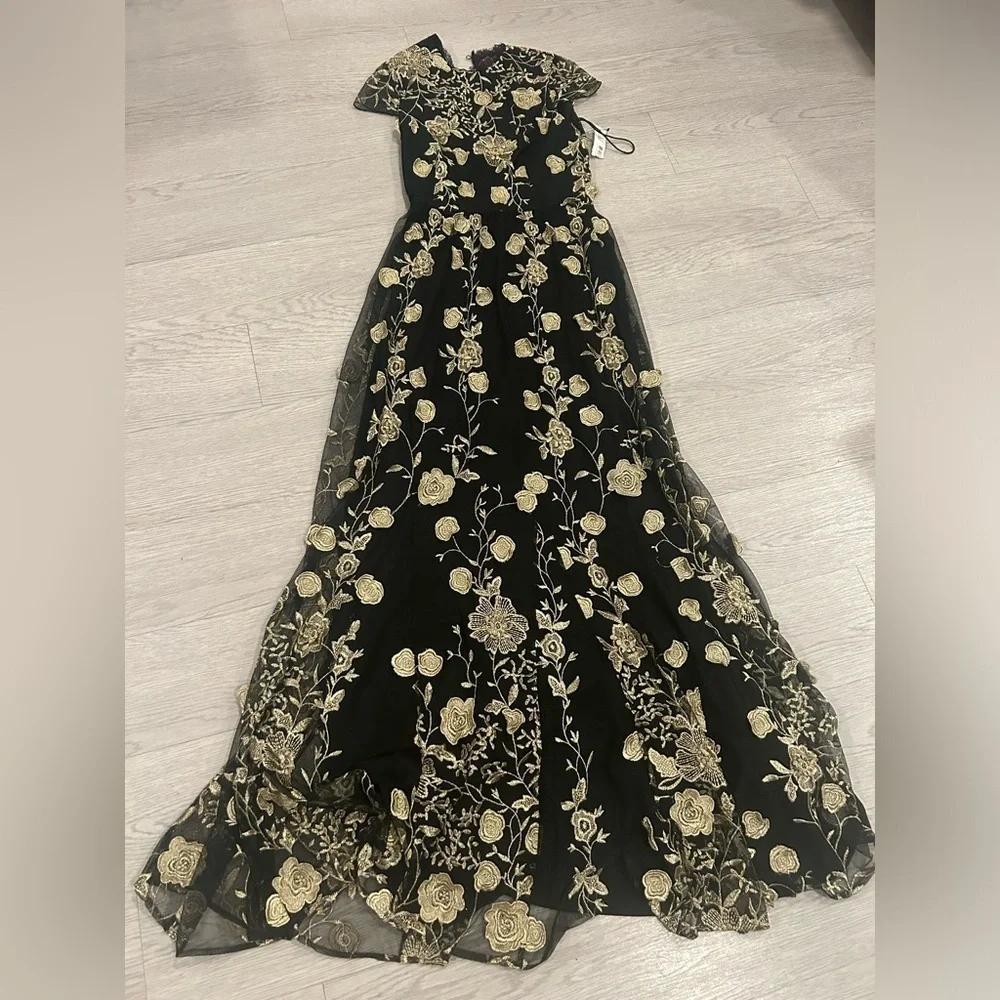 Alice + Olivia Aalihah Gown Gold Embroidered 3d Motifs Size XS